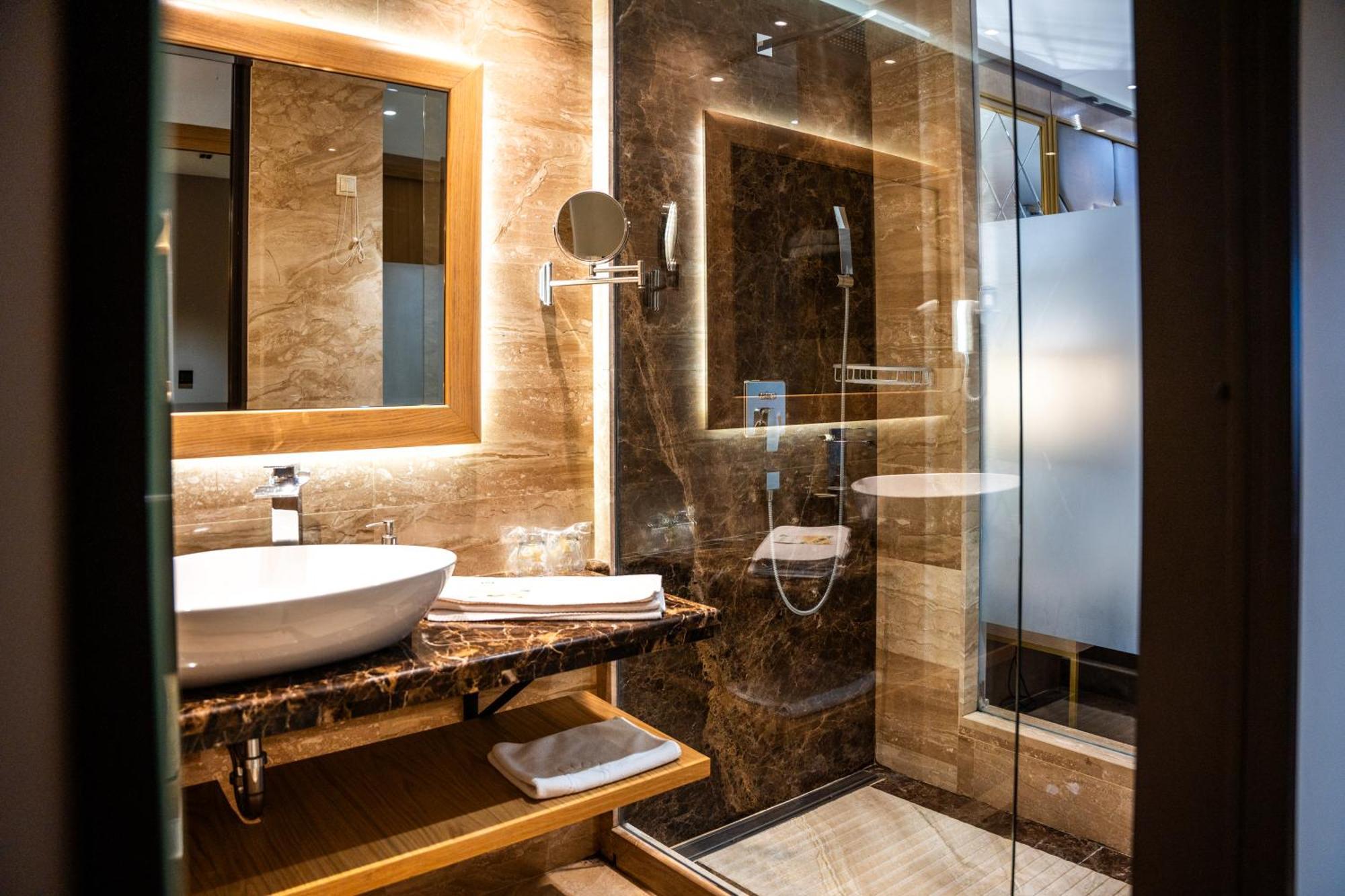 A Hoteli - Hotel Park Vrnjačka Banja Eksteriør bilde A bathroom in a hotel