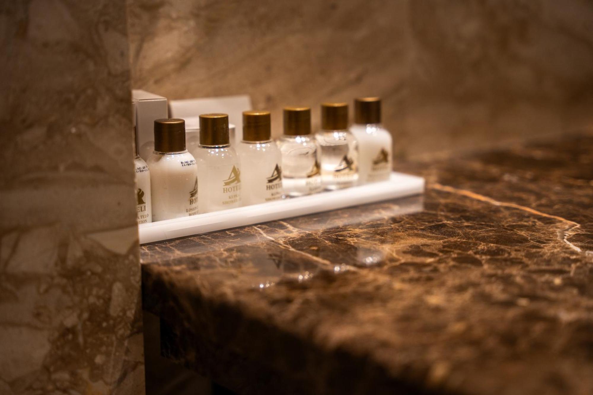 A Hoteli - Hotel Park Vrnjačka Banja Eksteriør bilde A collection of toiletries