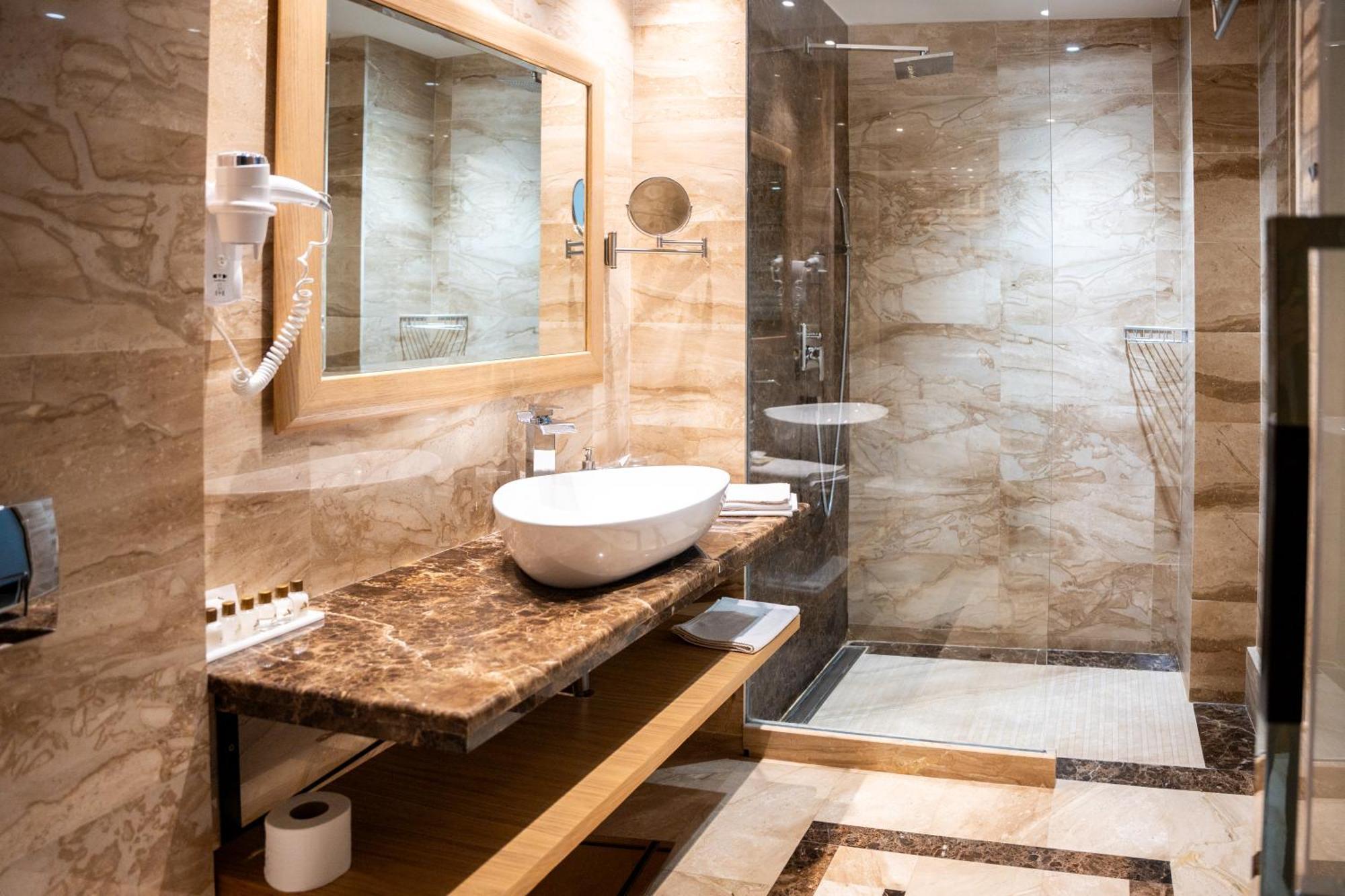 A Hoteli - Hotel Park Vrnjačka Banja Eksteriør bilde Bathroom